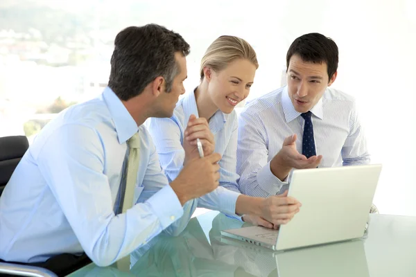 Gerentes trabajando juntos — Foto de Stock