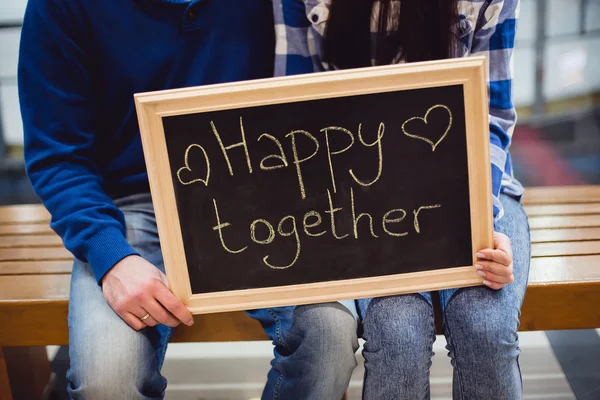 Pareja feliz de jóvenes enamorados — Foto de Stock