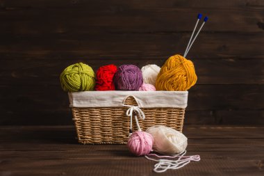 Yün iplik bobinleri ile hasır sepet örgü iğneler