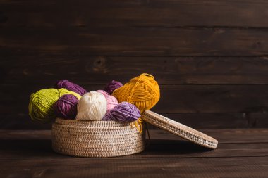Yün iplik bobinleri ile hasır sepet örgü iğneler