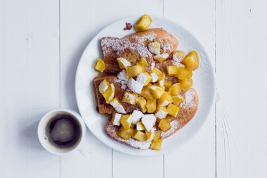 Yumurtalı ekmek Komposto elma ve kahve ile