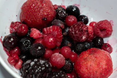 Frenk üzümlü meyve kasesi, yabanmersini, çilek, böğürtlen ve ahududu. Sağlıklı diyet kavramı