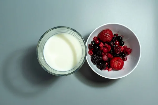 Meyve suyu hazırlamak için bir fincan süt. Sağlıklı diyet kavramı