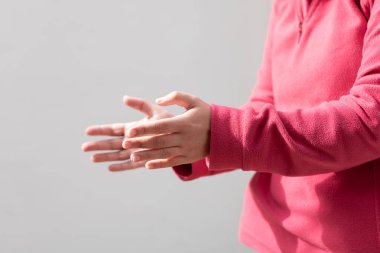 Coronavirus salgınıyla mücadelede sağlık personelini destekleyen bir kadın alkışlıyor. COVID-19 kavramı