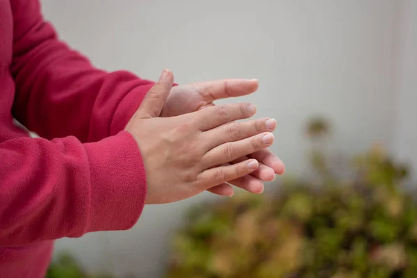 Donna Che Applaude Sostenere Personale Sanitario Nella Lotta Contro Pandemia — Foto Stock