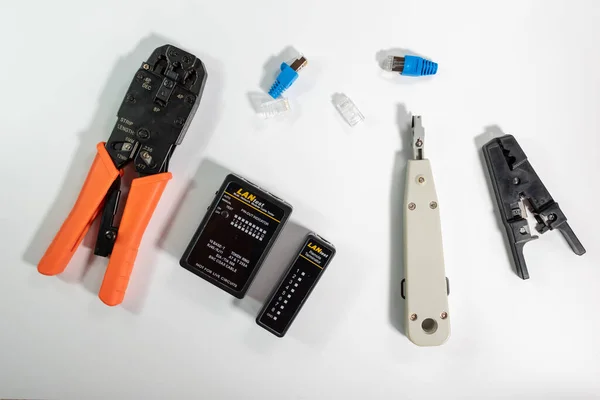 Topal ve tel kesici beyaz arka planda izole edilmiş. STP Cat 5 Twisted Ethernet Twisted Kablo Aracı, RJ45 LAN Cable Crimp. LAN el aletleri, elektronik araçlar