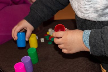 Çocuk masa oyunu oynuyor. 2-3 yaşlarında bir çocuk tipik İspanyol masa oyunları oynamaya hazırlanıyor..