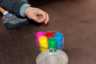 Çocuk masa oyunu oynuyor. 2-3 yaşlarında bir çocuk tipik İspanyol masa oyunları oynamaya hazırlanıyor..