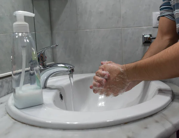 Adam koronavirüsü önlemek için ellerini yıkıyor. COVID-19