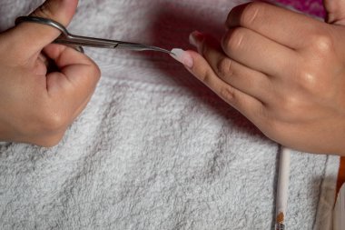 Jel tırnak işlemi. Manikür konsepti. Güzellik salonu prosedürü.