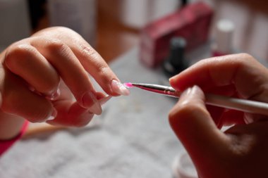 Jel tırnak işlemi. Manikür konsepti. Güzellik salonu prosedürü.