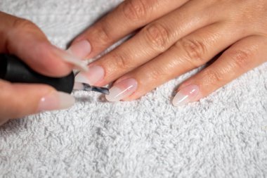 Jel tırnak işlemi. Manikür konsepti. Güzellik salonu prosedürü.