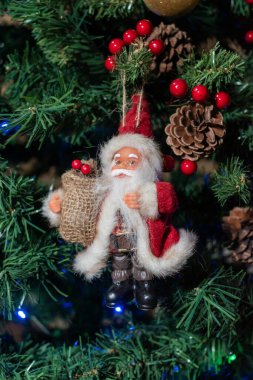 Noel ağacına yerleştirilmiş Noel süsü. Noel ağacı 