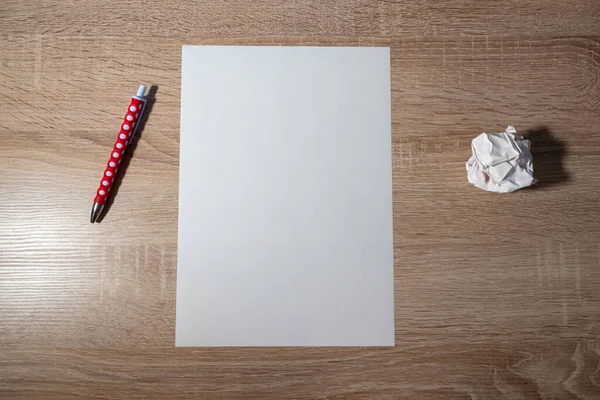 Tablet ve kalemle çalışma masası. Öğrenci ya da öğrenim kavramı