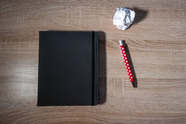 Tablet, kağıt ve kalemle çalışma masası. Öğrenci ya da öğrenim kavramı