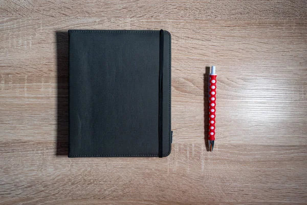 Tablet ve kalemle çalışma masası. Öğrenci ya da öğrenim kavramı