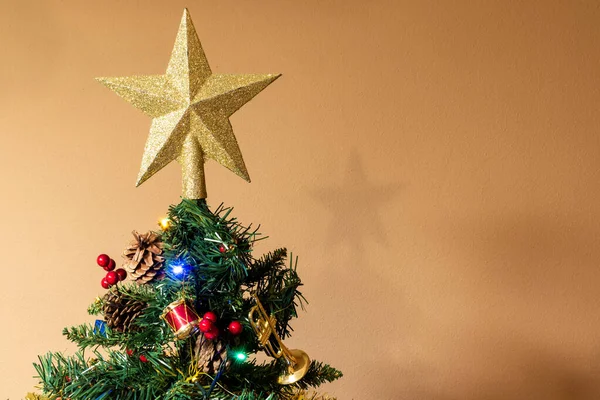 Noel ağacı süsle evde.