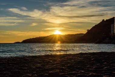 Sahilde büyülü bir gün batımı. Almucar, Granada sahilinde gün batımı.