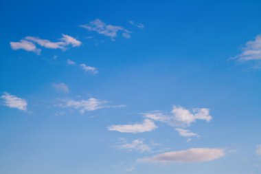 arka plan beyaz kümülüs bulutları ile mavi gökyüzünde