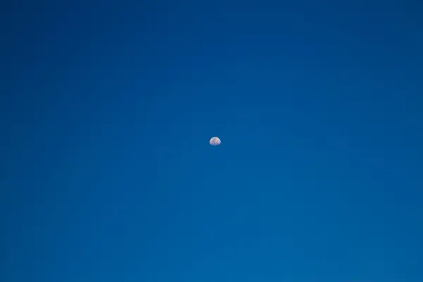 Achtergrond van de blauwe hemel met witte cumulus wolken — Stockfoto