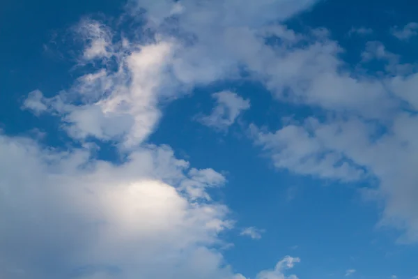 白积云蓝蓝的天空的背景 — 图库照片