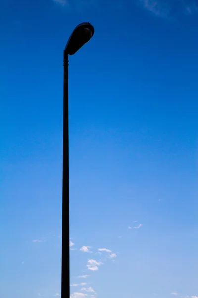 Fondo del cielo azul con nubes de cúmulos blancos — Foto de Stock