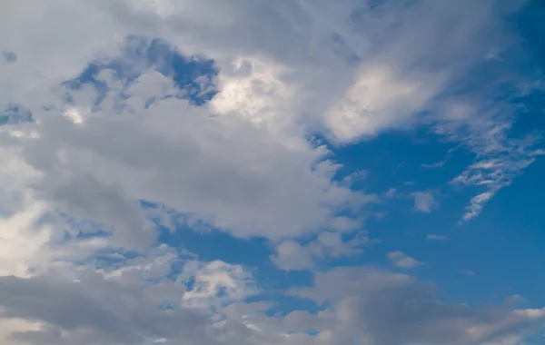 白积云蓝蓝的天空的背景 — 图库照片