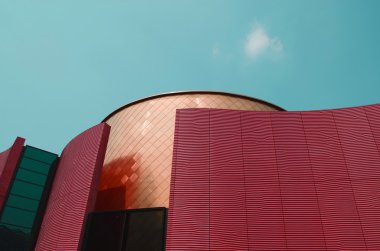 Kırmızı ve mavi arka plan vardır