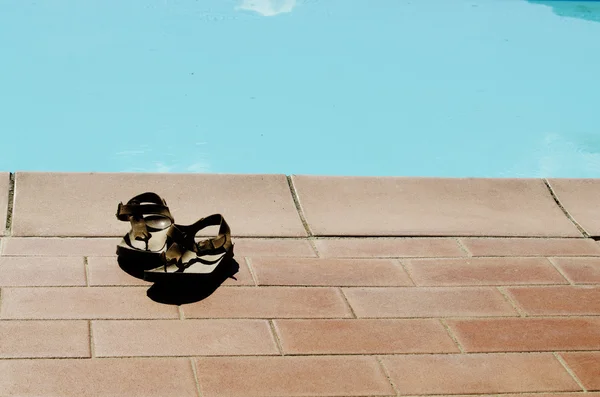 Sandálias femininas de férias de verão na beira da piscina — Fotografia de Stock