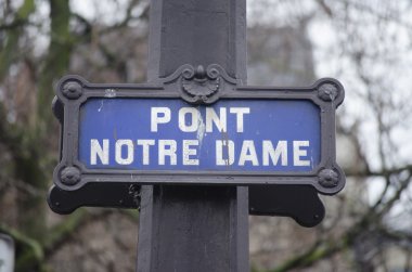 Paris işareti Notre Dame Köprüsü'nden