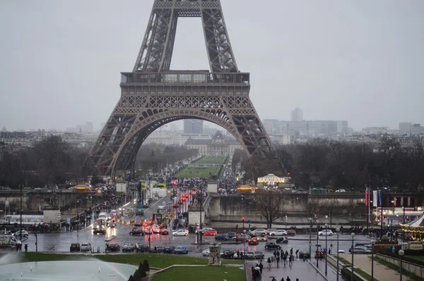 Paris görünüm altında Eyfel Kulesi — Stok fotoğraf