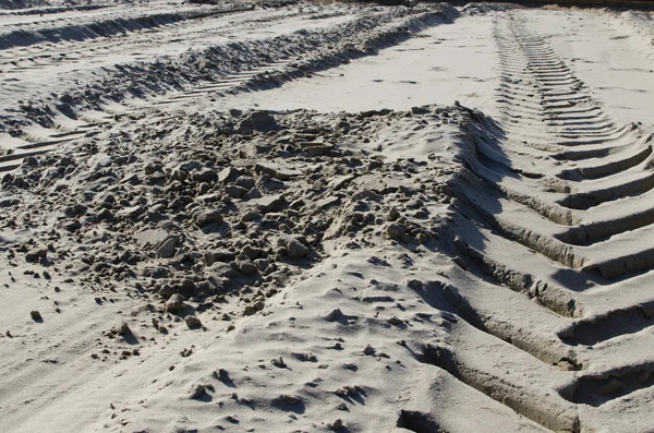 Fordon fotavtryck på sand är en naturlig bakgrund — Stockfoto