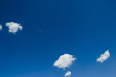 beyaz bulutlar ve uçak iz