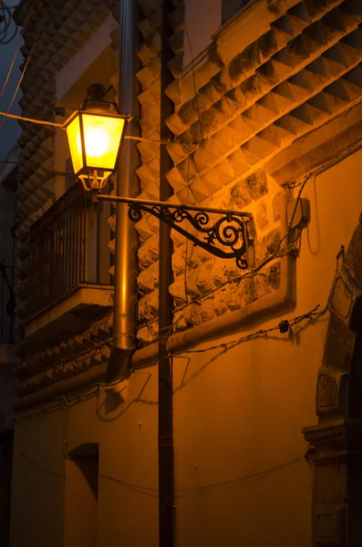 Farolas en la ciudad nocturna — Foto de Stock