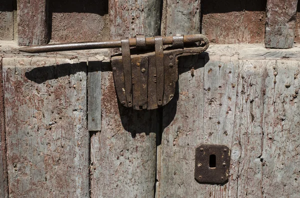 Detaliu lacăt pe ușa veche din lemn — Fotografie, imagine de stoc
