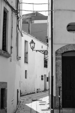 Eski şehir ortaçağ sokaklarında siyah ve beyaz