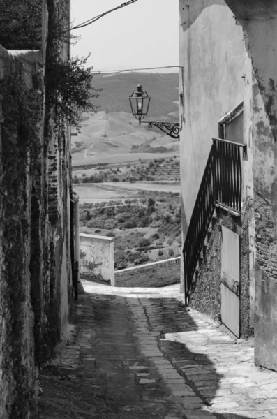 De middeleeuwse straten van de oude stad die zwart-wit — Stockfoto