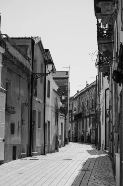美しい古い街の中世通り黒と白 — ストック写真