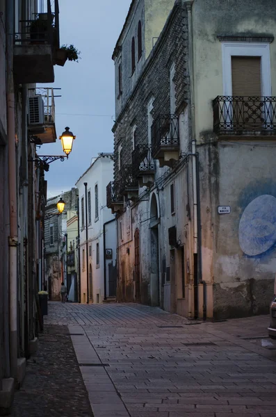 A gyönyörű régi város középkori utcákon az esti órákban — Stock Fotó