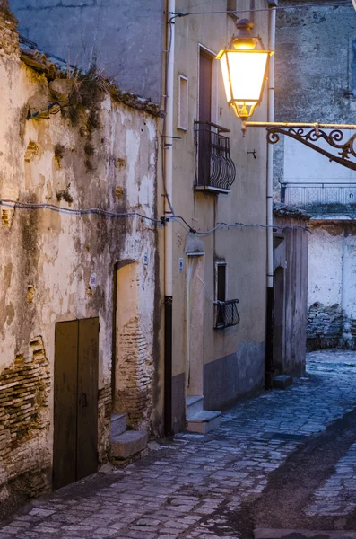 Eski şehir ortaçağ sokaklarında akşam vintage ayrıntılı