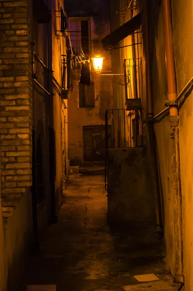 La belle Vieille Ville rues médiévales noir et blanc dans le n — Photo