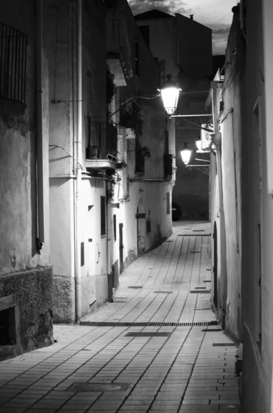 Las hermosas calles medievales de la Ciudad Vieja en la noche negro y — Foto de Stock