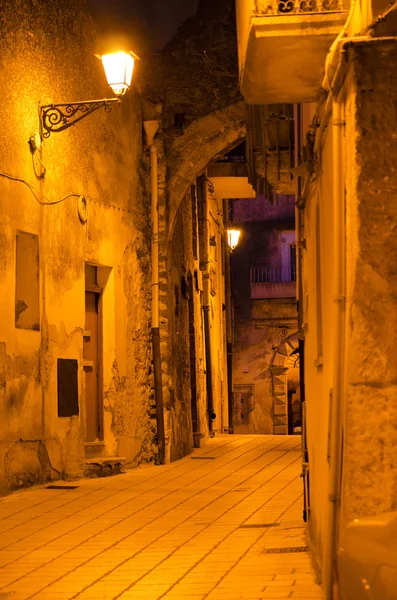 Los hermosos colores de la Ciudad Vieja calles medievales en la noche — Foto de Stock