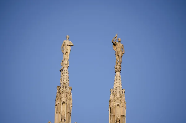 Detail two statues in front of Milan Cathedral — Stock Photo, Image