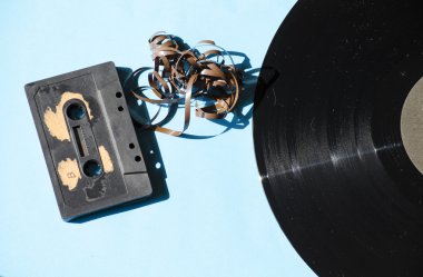 retro renkli arka plan üzerinde kaset ve vinil kaydı