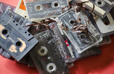audiocassette renkli bir arka plan üzerinde
