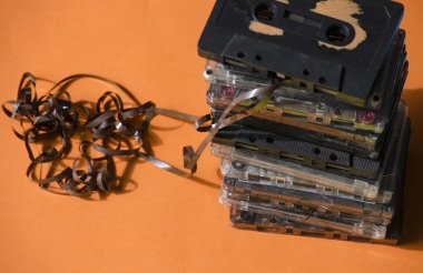 audiocassette renkli bir arka plan üzerinde