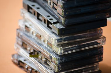audiocassette renkli bir arka plan üzerinde