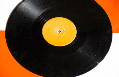 Vinil disk üzerinde iki renk alt