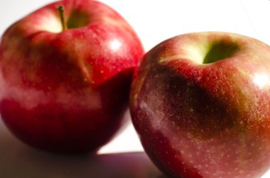 twee rode appel op witte achtergrondbeyaz zemin üzerine iki kırmızı elma